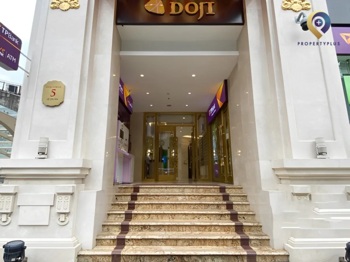 Lối vào chính của Doji Tower với bậc thang sang trọng